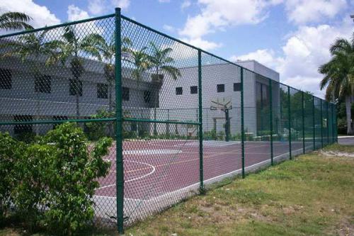 体育场地围网安装案例